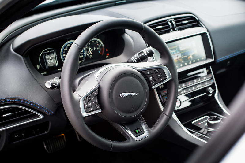 Illustration for article titled The 2018 Jaguar XE Would Be The Perfect Sport Sedan If It Was More Exciting